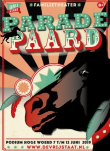 Staand parade paard met tekst